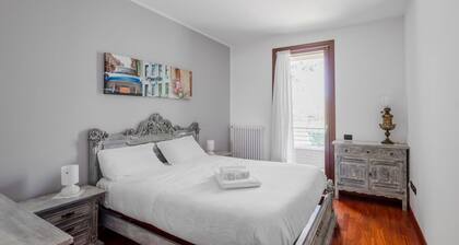 Cozy villa on two floors of about 150 sqm perfect for 7 people.The villa is located in a quiet residential area in the heart of nature in the Euganean Hills and a short walk from the wonderful spa of Abano and the historic center of Abano Terme. Also nea