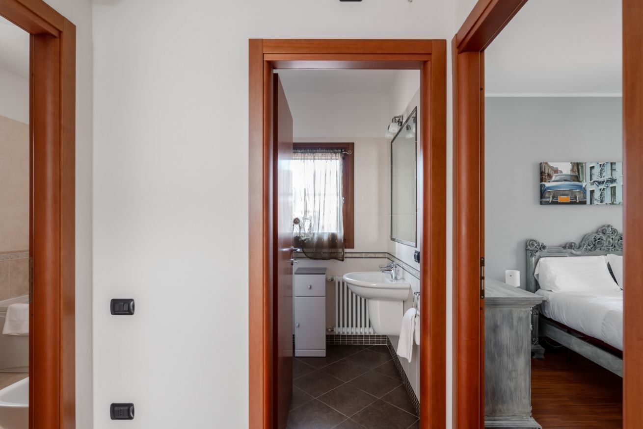 Douche, sèche-cheveux, bidet