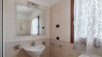 Regadera, secadora de cabello, bidet