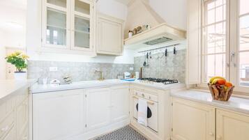 KĂŒhlschrank, Ofen, Herdplatte, GeschirrspĂŒler