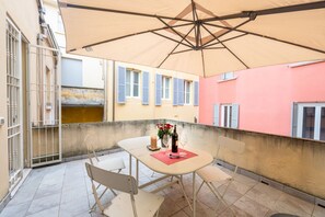 Outdoor dining - GuestHost - Comfortable apartment located on the second floor, of three in total, of a walk-up building.In 90 square meters of space it comfortably accommodates 4 people with a double bedroom and a single sofa bed in the living room.The property is locat (Parma)