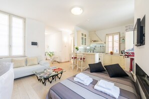 1 dormitorio, escritorio, tabla de planchar con plancha y wifi