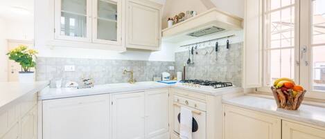 Fridge, oven, stovetop, dishwasher