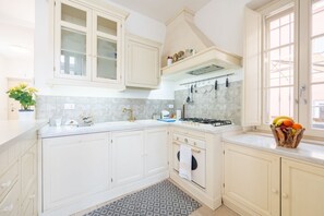 Frigorifero, forno, piano cottura, lavastoviglie