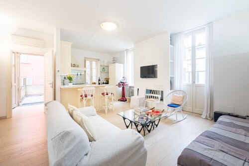 GuestHost - Comfortable apartment located on the second floor, of three in total, of a walk-up building.In 90 square meters of space it comfortably accommodates 4 people with a double bedroom and a single sofa bed in the living room.The property is locat
