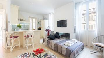 1 Schlafzimmer, Schreibtisch, BĂŒgeleisen/BĂŒgelbrett, WLAN