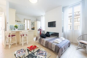 1 bedroom, desk, iron/ironing board, WiFi - GuestHost - Comfortable apartment located on the second floor, of three in total, of a walk-up building.In 90 square meters of space it comfortably accommodates 4 people with a double bedroom and a single sofa bed in the living room.The property is locat (Parma)