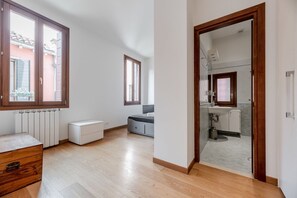 Shower, hair dryer, bidet, towels - GuestHost - Elegant Apartment 7 minutes from Piazza San Marco! (Venezia)