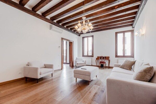 TV - GuestHost - Elegant Apartment 7 minutes from Piazza San Marco! (Venezia)