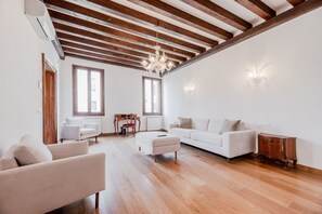 TV - GuestHost - Elegant Apartment 7 minutes from Piazza San Marco! (Venezia)