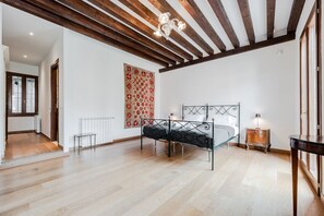 3 bedrooms, desk, iron/ironing board, WiFi - GuestHost - Elegant Apartment 7 minutes from Piazza San Marco! (Venezia)