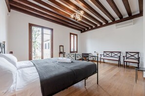 3 bedrooms, desk, iron/ironing board, WiFi