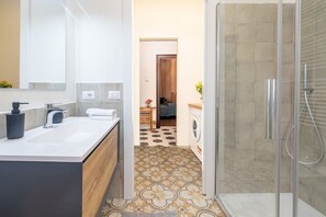 Shower, hair dryer, bidet, towels