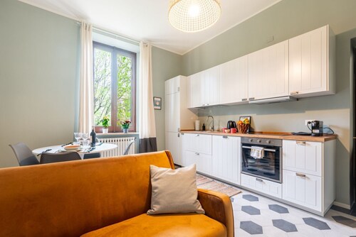 Comfortable apartment located on the second floor, of four in total, of a 1930/40s building with no elevator.In 75 square meters of space it comfortably accommodates four people with one bedroom with a double bed and one bedroom with two single beds.It i