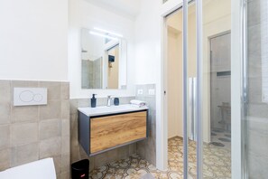 Dusche, Haartrockner, Bidet, Handtücher
