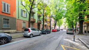 A street lined with multi-story buildings, parked cars, and trees. - Comfortable apartment located on the second floor, of four in total, of a 1930/40s building with no elevator.In 75 square meters of space it comfortably accommodates four people with one bedroom with a double bed and one bedroom with two single beds.It i (Parma)