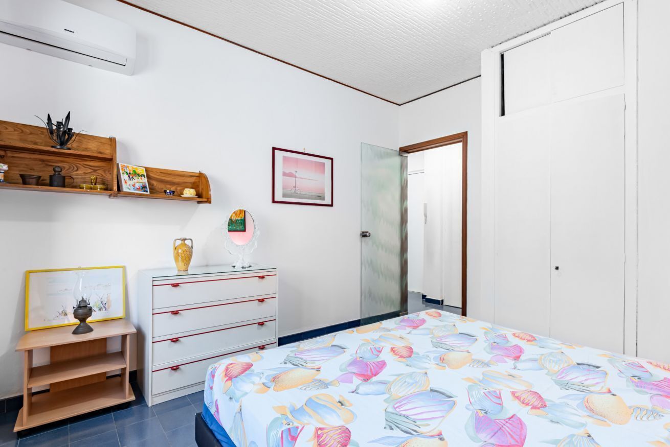 1 chambre, fer et planche à repasser, draps fournis