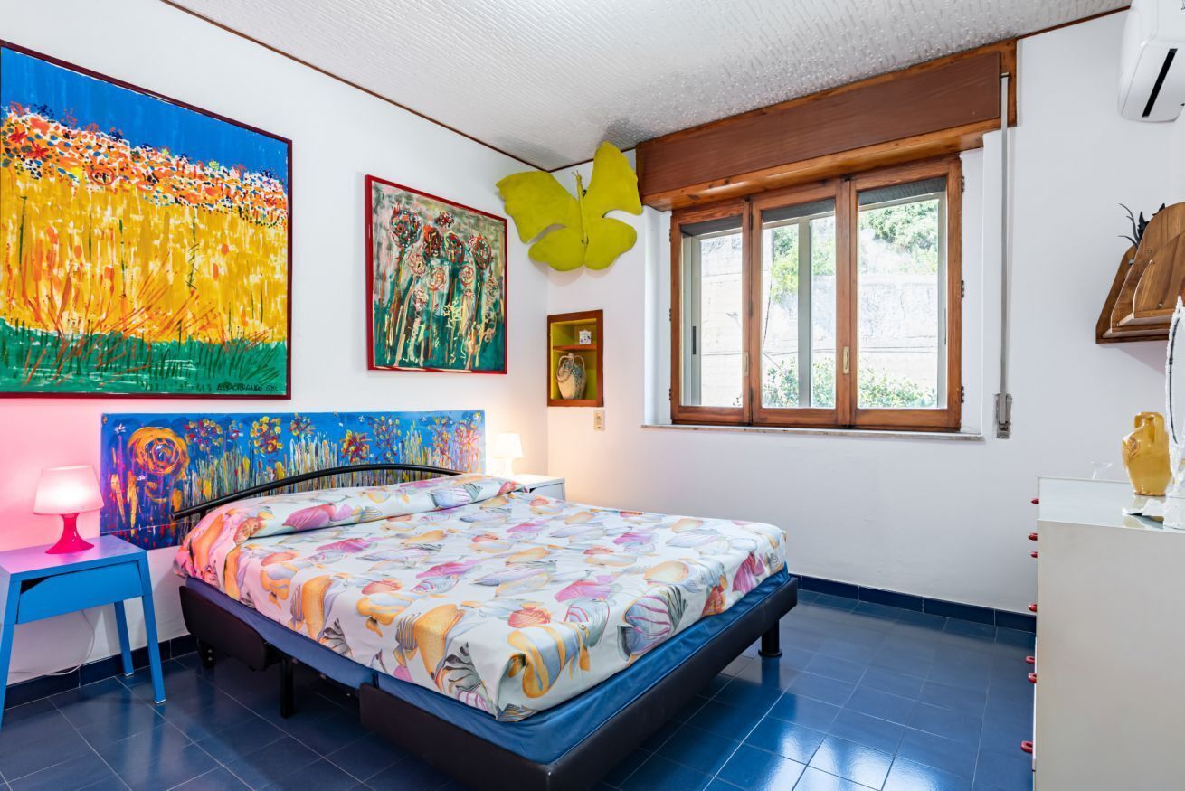 1 habitación, tabla de planchar con plancha y ropa de cama 