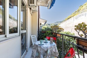 Outdoor dining - GuestHost - Please note that from 20 May 2025 to 5 June 2025 the facade will be under construction.Cozy 41 sqm studio flat with sea view, perfect for 4 people, located on the ground floor of a building. The property is located in the Spisone area (Taormi (Taormina)