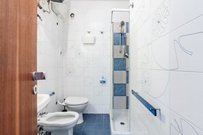 Ducha, secador de pelo, bidet, toallas