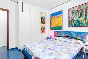 1 habitación, tabla de planchar con plancha y ropa de cama 
