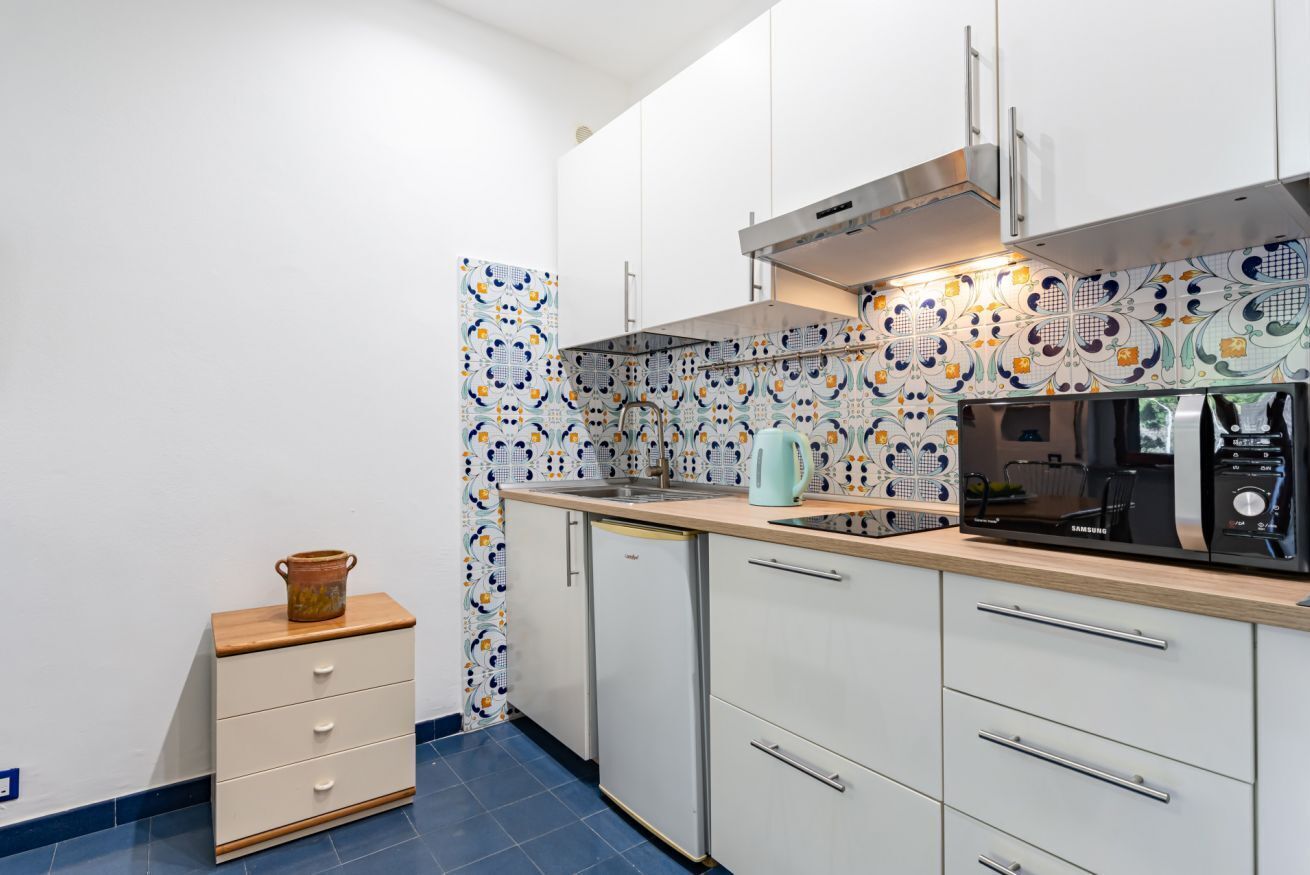 Frigorifero, microonde, forno, piano cottura