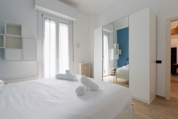 1 habitación, escritorio, tabla de planchar con plancha y wifi