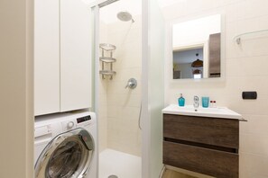 Shower, hair dryer, bidet, towels
