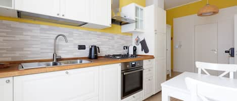 Frigorifero, microonde, forno, piano cottura
