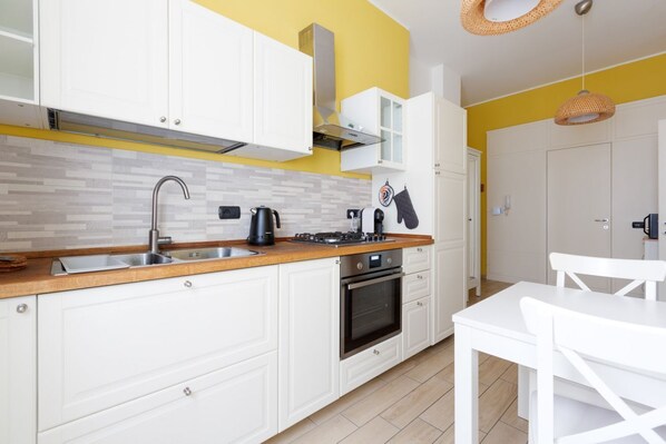 Fridge, microwave, oven, stovetop