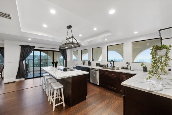 Kylskåp, mikrovågsugn, ugn och spishäll