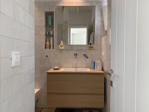 Chuveiro, secador de cabelo, toalhas de banho, sabonete