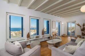 Una Smart TV, libros, un reproductor estéreo