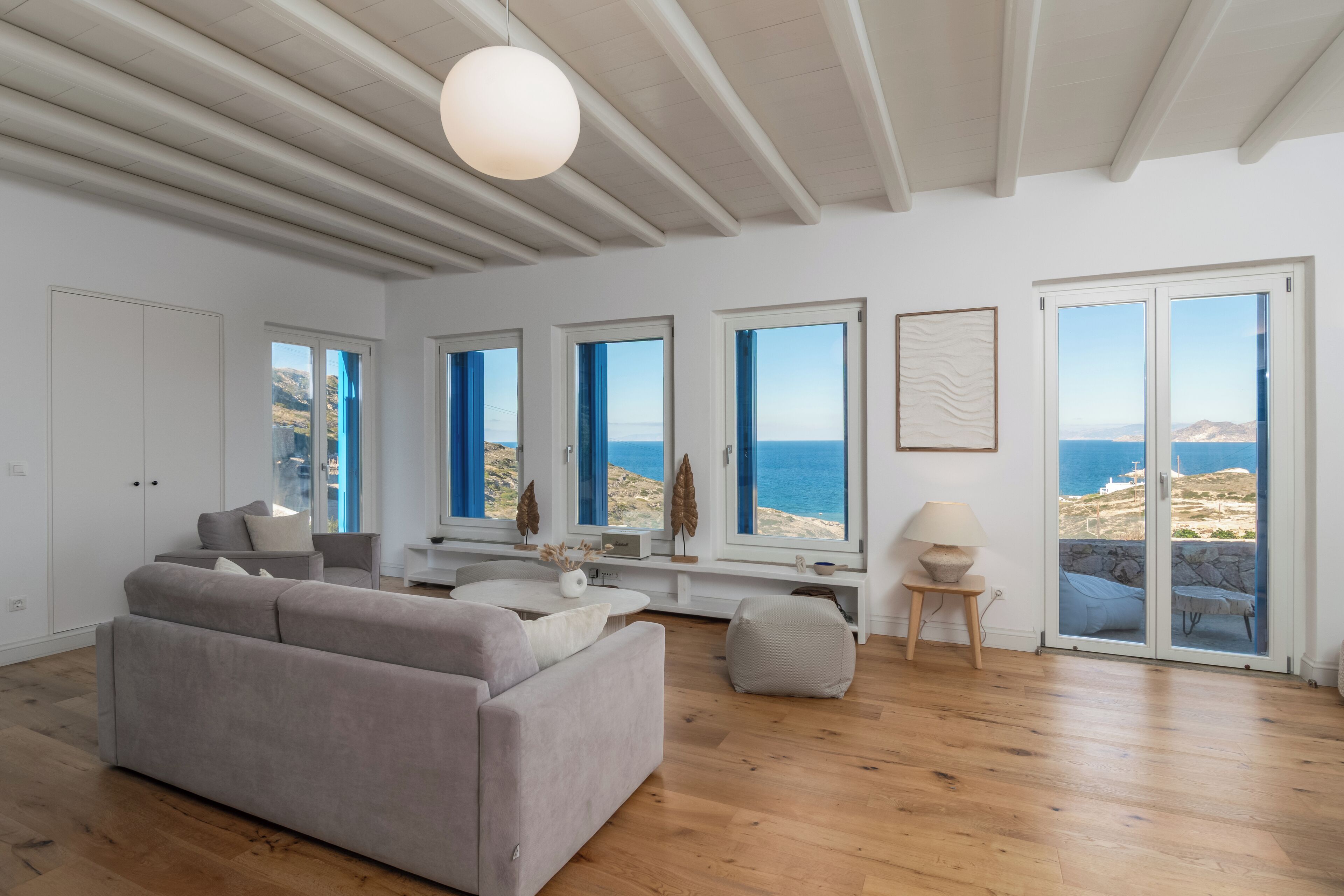 Smart TV, books, stereo