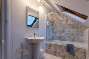 Bathroom - Sutherlands, Tenby - Six Bedroom Cottage, Sleeps 10 (Tenby)
