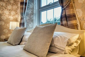 6 bedrooms, free WiFi, bed sheets - Sutherlands, Tenby - Six Bedroom Cottage, Sleeps 10 (Tenby)