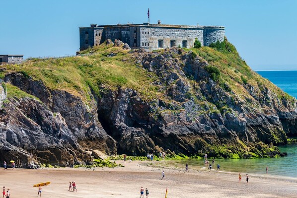 بالقرب من الشاطئ