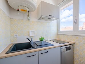 Kühlschrank, Mikrowelle, Geschirrspüler, Hochstuhl