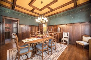Dining - Victorian in downtown historic district. Large porches. Near lakes and trails. (Muskegon)