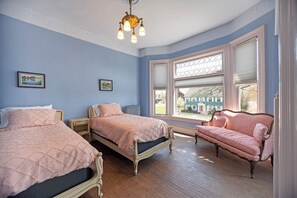 4 bedrooms, desk, iron/ironing board, free WiFi - Victorian in downtown historic district. Large porches. Near lakes and trails. (Muskegon)