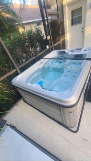 Bañera de hidromasaje al aire libre