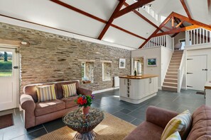 TV, fireplace, DVD player - Penpedwast Upper Barn, Newport (Eglwyswrw)