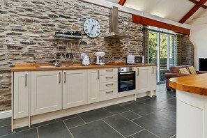 Fridge, microwave, oven, coffee/tea maker - Penpedwast Upper Barn, Newport (Eglwyswrw)