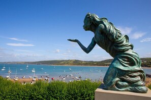 Una spiaggia nelle vicinanze