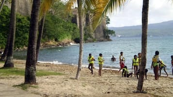 Chaises longues, serviettes de plage