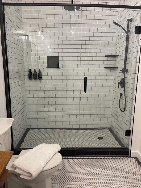 Suite, Kitchenette | Bathroom | Hair dryer, heated floors, towels, soap - Temperance Hotel (Ladysmith)