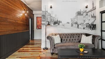 Suite, 1 Queen-Bett | Wohnbereich | Kamin