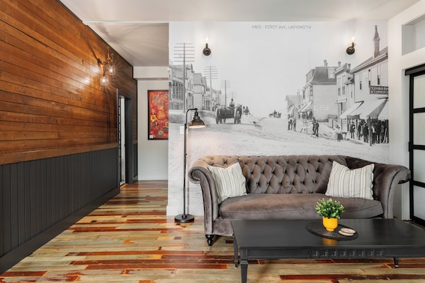 Suite, 1 letto queen | Area soggiorno | Caminetto