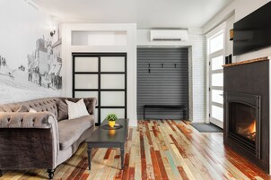 Suite, 1 Katil Ratu (Queen) | Ruang tamu | Pendiangan 