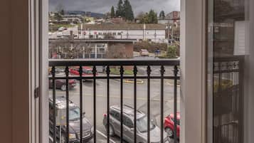 Suite, 1 King Bed with Sofa bed | Mountain view